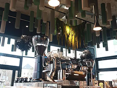 Akustische Deckenzylinder im Café