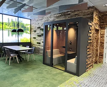 Rückzugsort mit Meetingsbox, Konferenztisch und LED-Wandbild