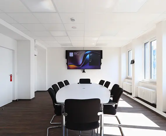 Meetingraum mit Konferenztechnik des Münchner Vereins