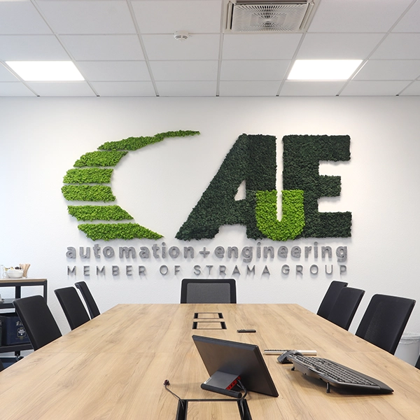 AuE-Logo aus Moos an der Wand des Meetingraums