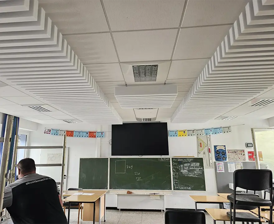Klassenzimmer mit Deckenakustik