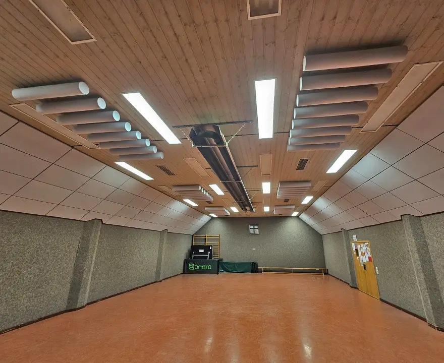 Sporthalle mit Deckenakustik