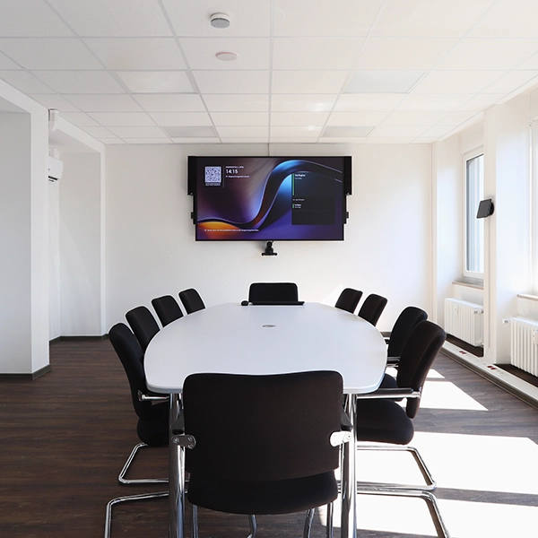 Meetingraum mit Videokonferenztechnik beim Münchener Verein Kassel