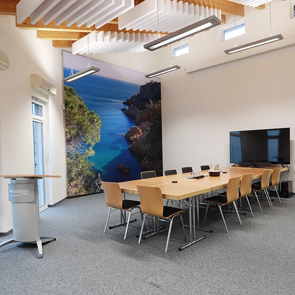Meetingraum mit grossem Wandbild bei PWK Knöbber