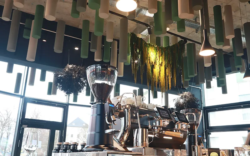 Akustische Deckenzylinder in Wunschfarbe bei der Tagespaar Stue im Autohaus Glinicke Kassel