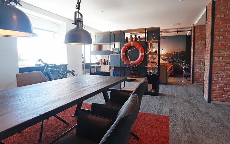 Bürogestaltung bei Vievital in Hamburg zum Thema Speicherstadt