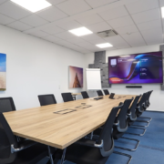 Konferenzraum mit Konferenztechnik