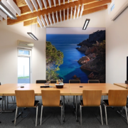 Großes akustisches Wandbild und Baffel unter der Decke