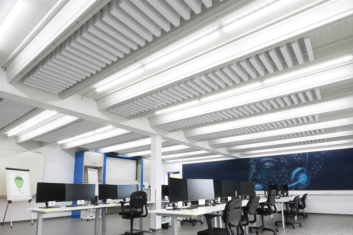 Akustik Baffel an der Decke eines Konferenzraums