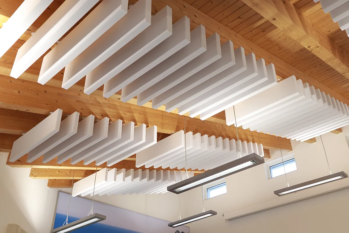 Akustik Baffel an der Decke eines Konferenzraums