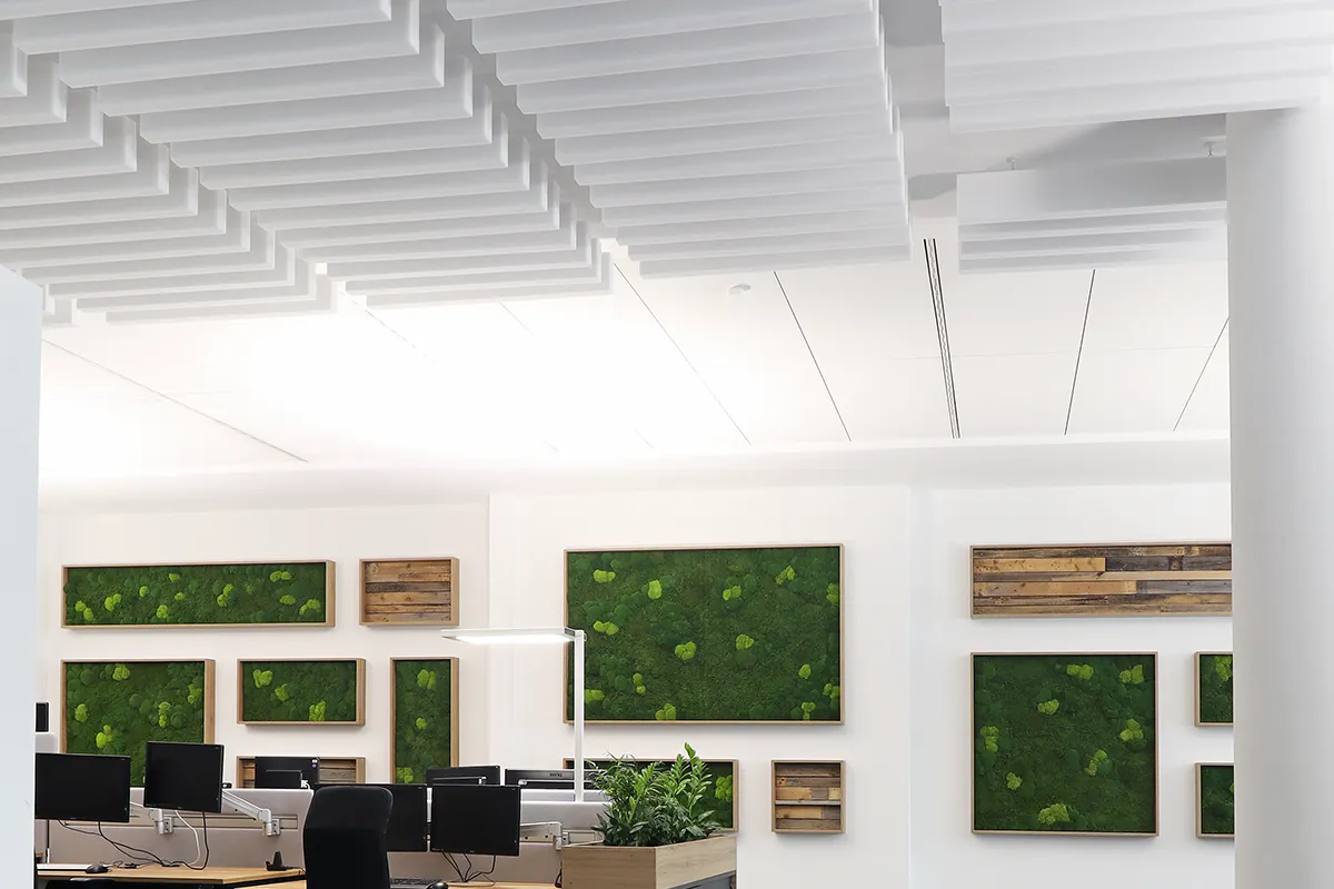 Akustikdecke aus Baffel in einem Großraumbüro