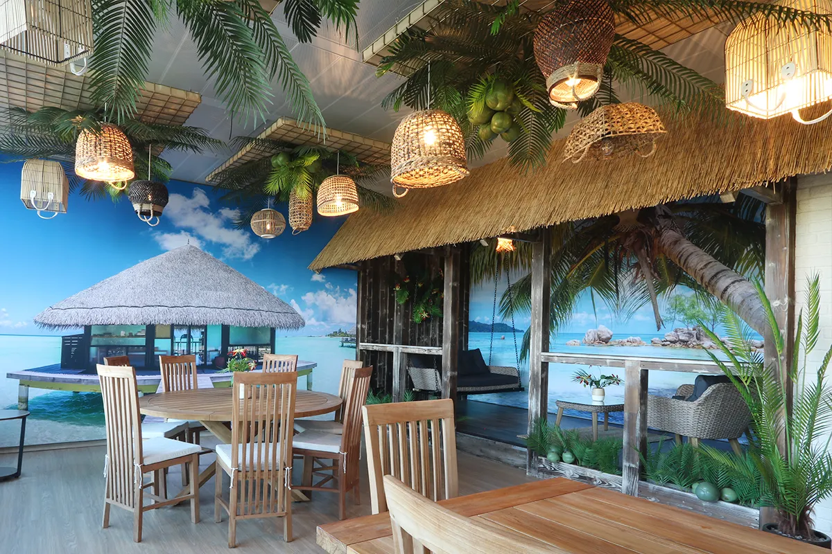 Akustikdecke aus Deckenkörben mit Akustik, Bepflanzung und Licht in einem Pausenraum