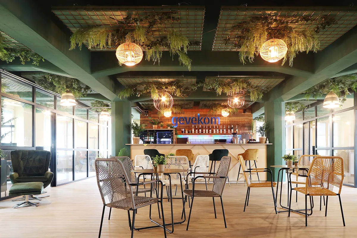 Akustikdecke aus Deckenkörben mit Akustik, Bepflanzung und Licht