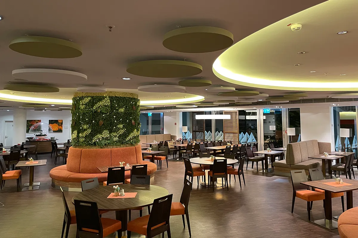 Akustikdecke Kreise in weiß und grün in einer Kantine