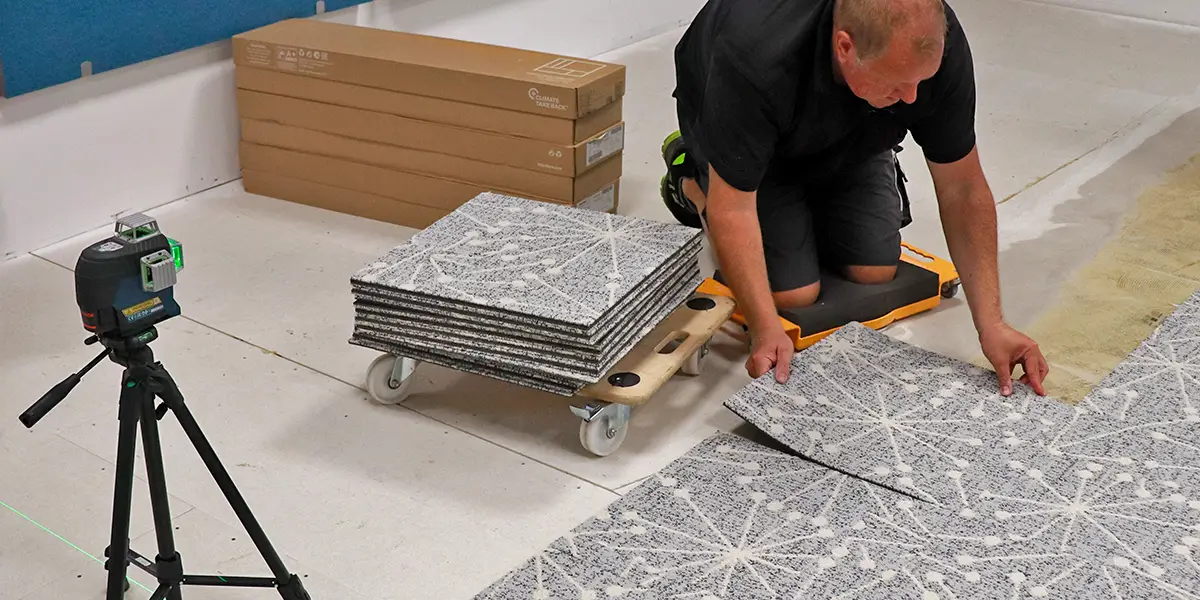 Montage von Teppichfliesen