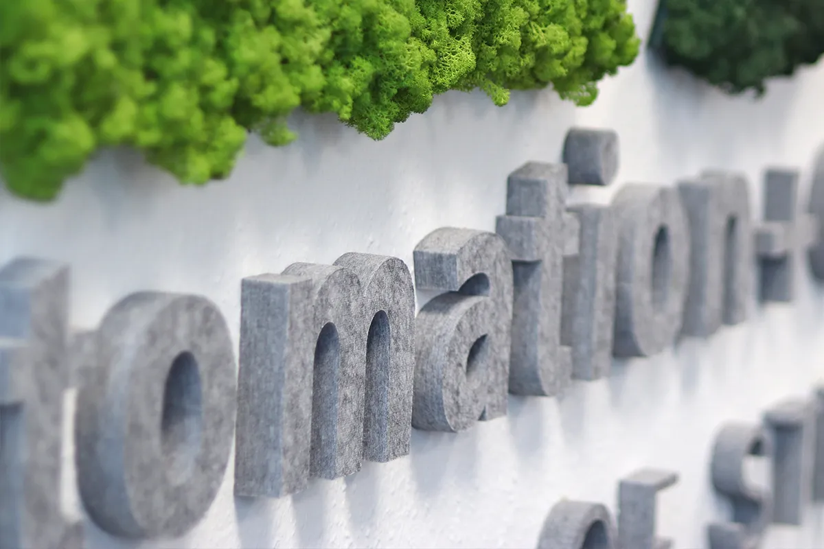 Nahaufnahme eines Schriftzugs mit 3D Wandakustik