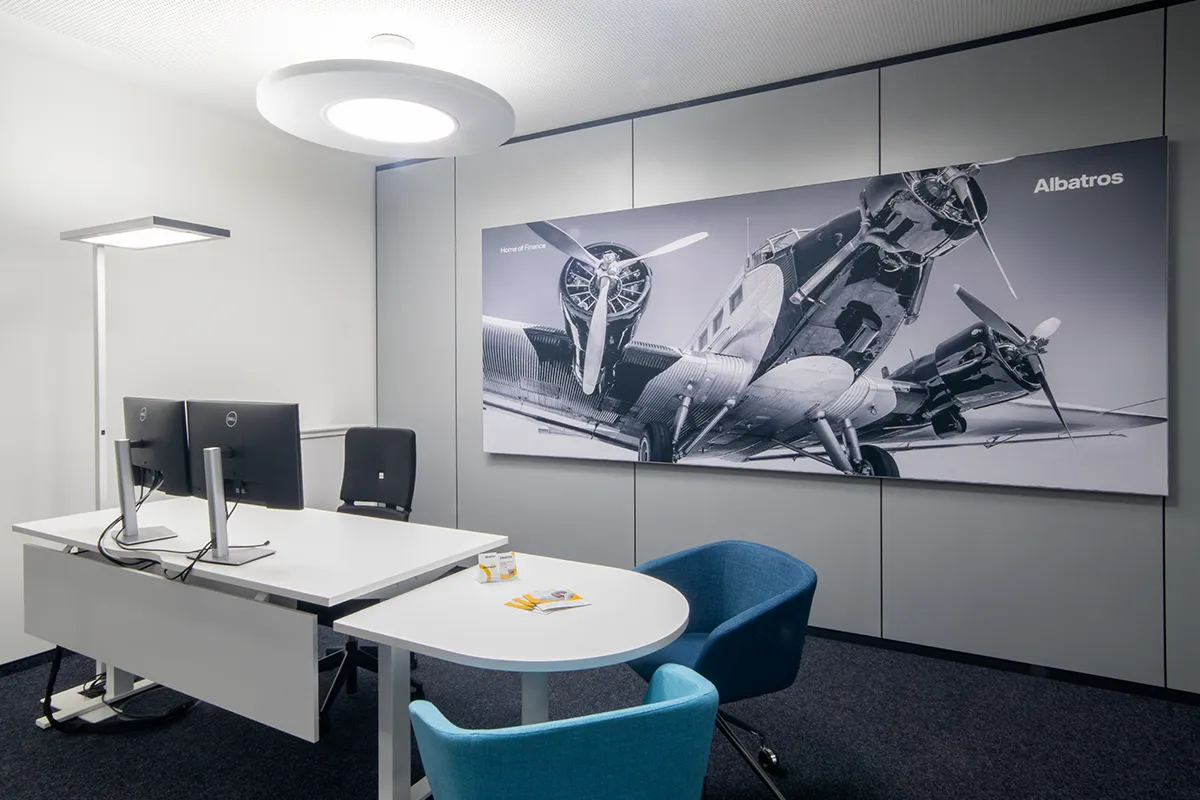 akustisches Wandbild mit Flugzeugmotiv hinter Schreibtisch in einem Büro