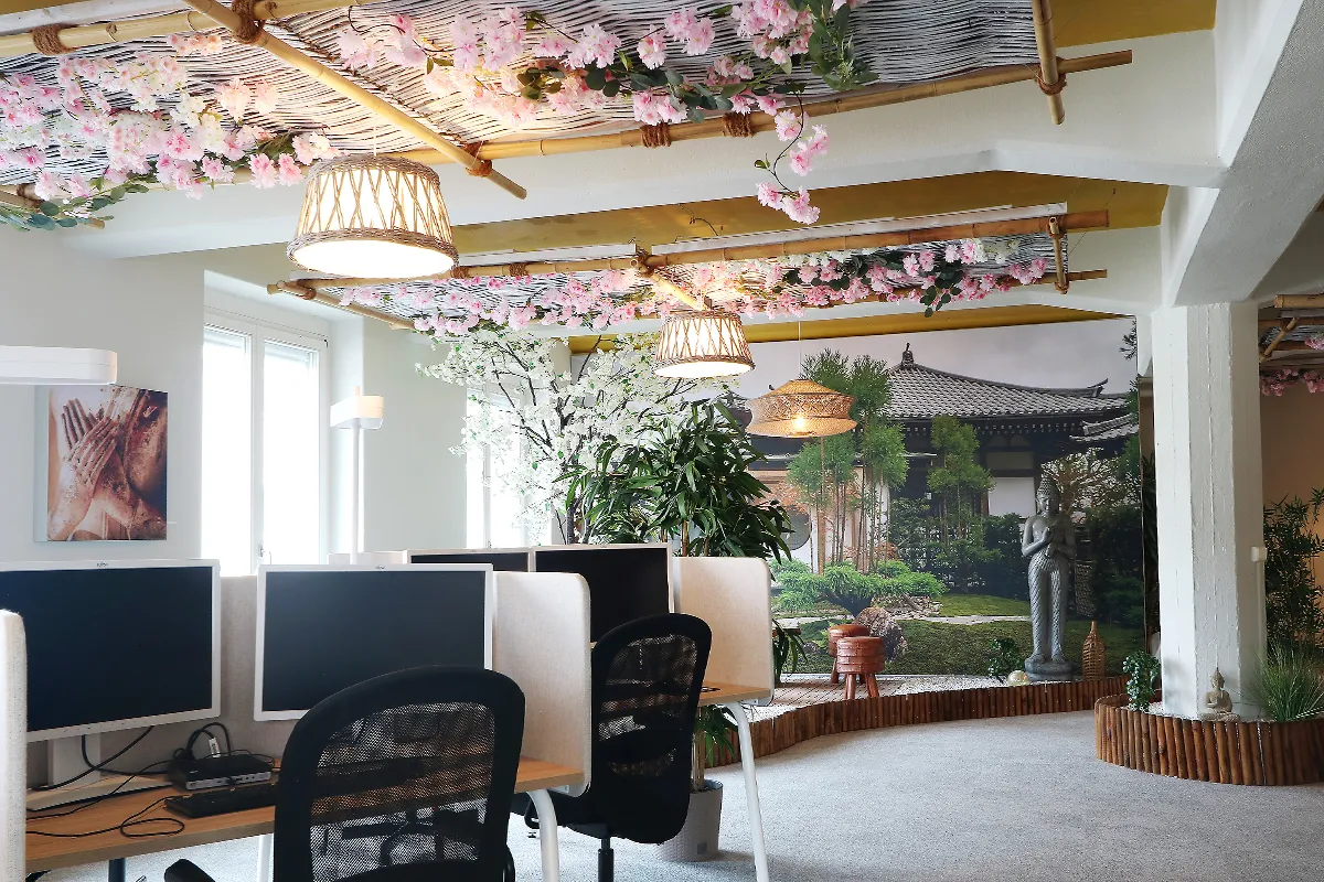 Akustisches Wandbild im Hintergrund von Bürofläche, Motiv passend zur Bürogestaltung