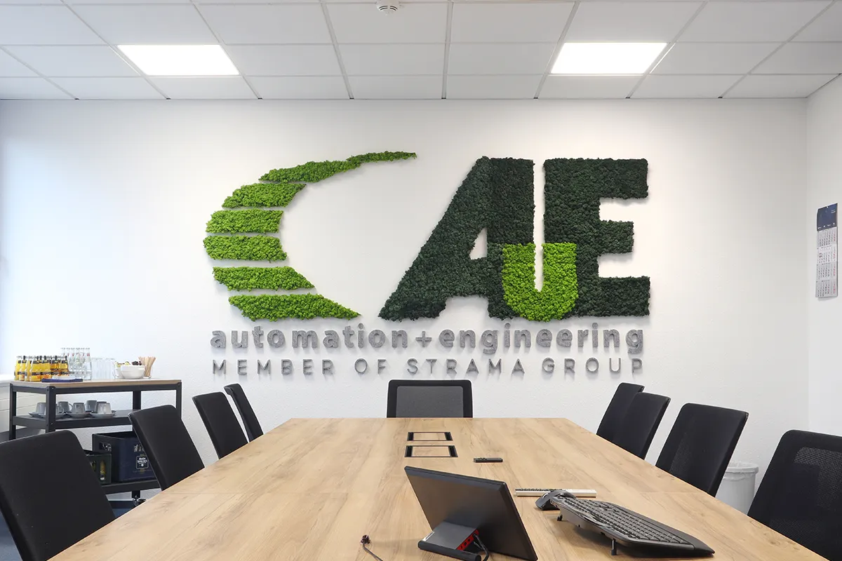 Moos-Logo an der Wand eines Konfernzraumes