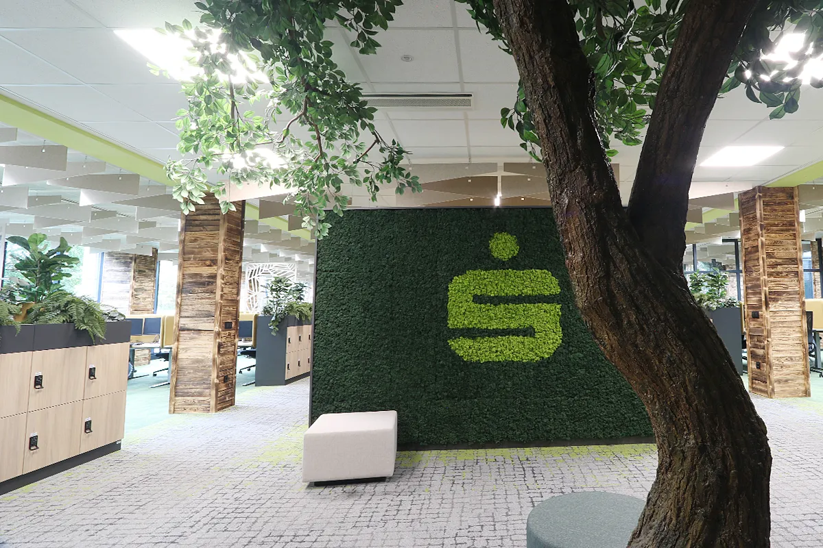 Moos-Logo an Trennwand in einem Großraumbüro