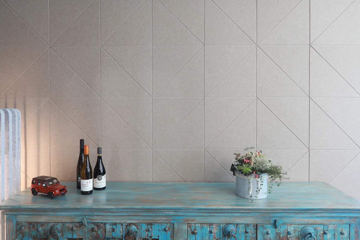 Wandgestaltung aus PET-Akustikmaterial in Sandfarben