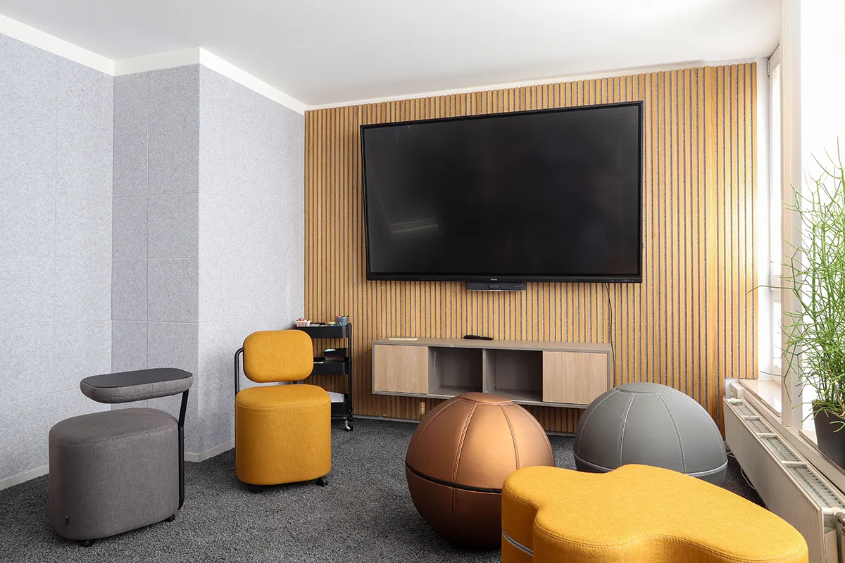 PET Wandakustik in Grau in einem Meetingraum