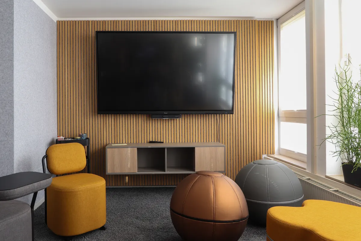 Wandakustikpaneele in Holzoptik mit grauem Vlies als Wandakustik in Besprechungsraum