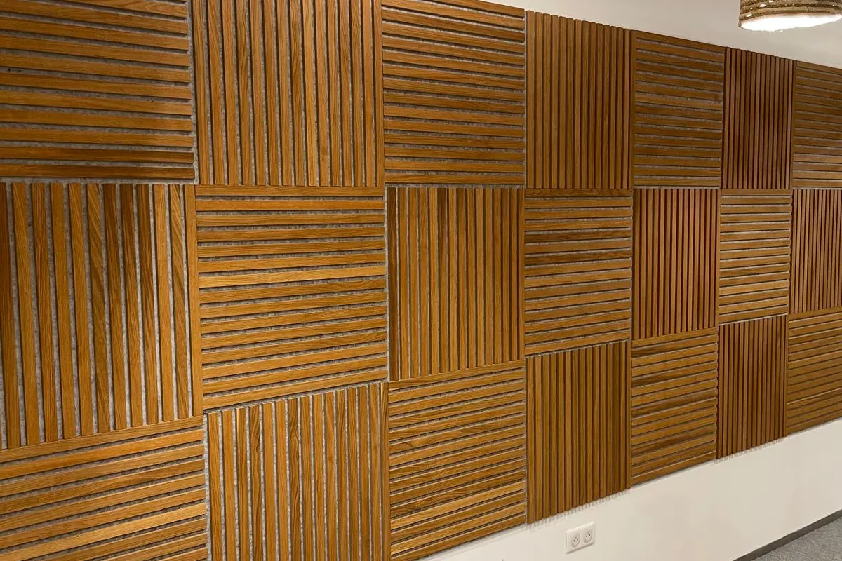 Wandakustikpaneele in Holzoptik mit grauem Vlies als Muster angeordnet