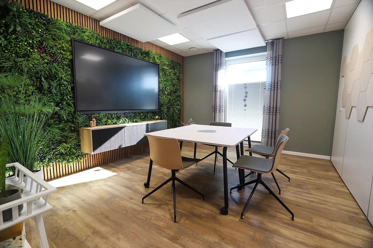 Wandakustikpaneele in Holzoptik mit schwarzem Vlies als Teil einer Design-Wand in Konferenzraum