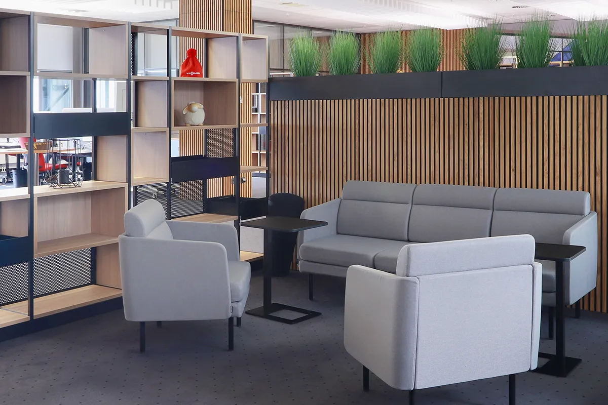 Wandakustikpaneele in Holzoptik mit schwarzem Vlies als Rückwand eines Schrankes an einer Sitzecke