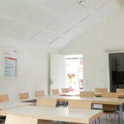 Besprechungsraum der DRK mit akustischen Deckenelementen