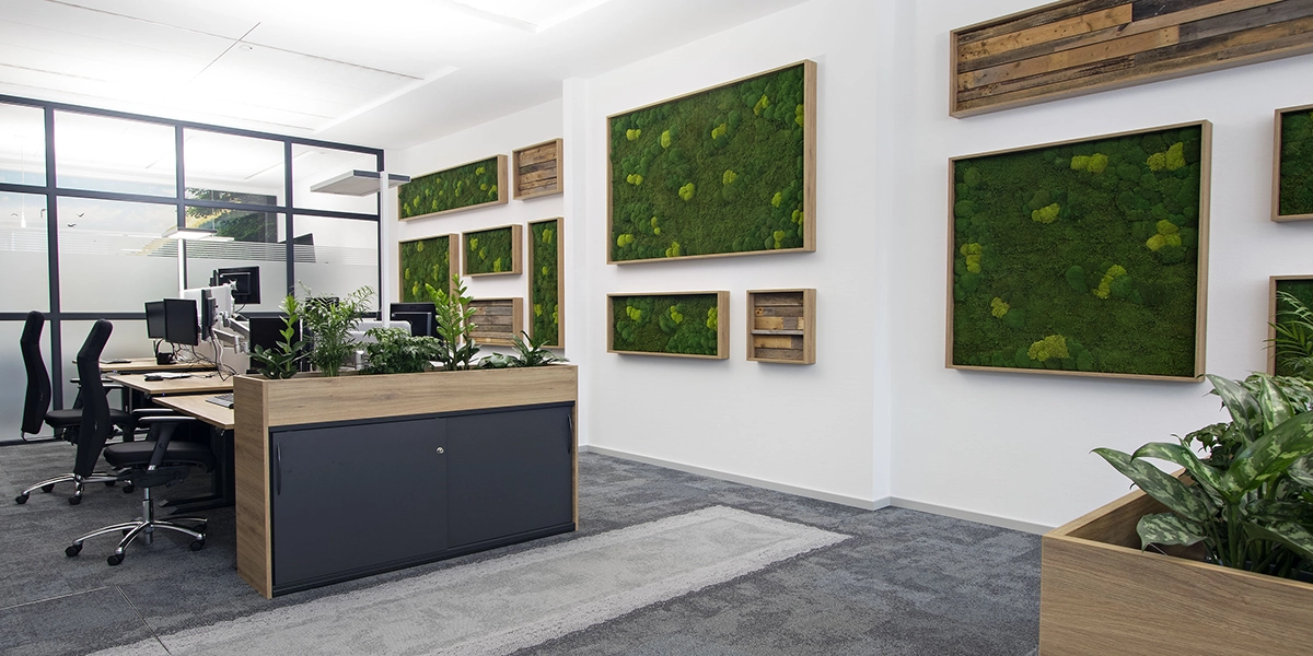 Büro mit Moosbildern und Bildern aus Palettenholz