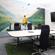 großes akustisches Wandbild im Meetingraum