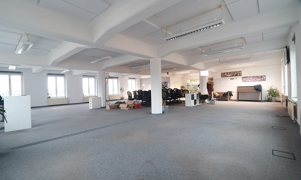 ausgeräumte Bürofläche mit Säulen