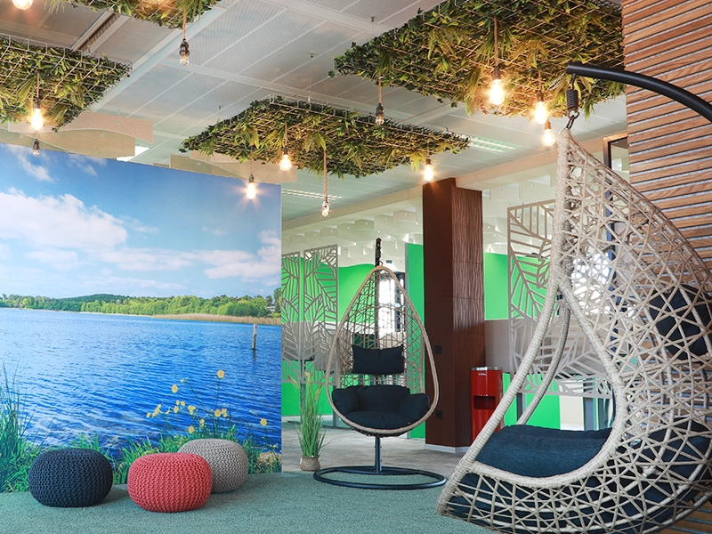 akustisches Wandbild mit Seemotiv im Loungebereich eines Büros