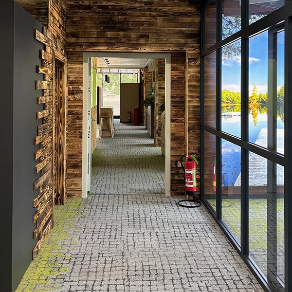 Flur mit geflammter Holzverkleidung