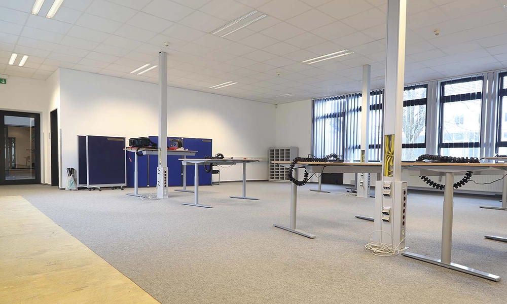 Bürofläche mit Schreibtischen beim Aufbau bei Albatros