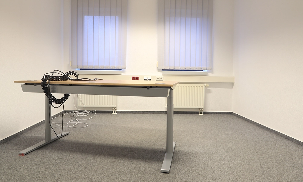Leeres Büro mit Schreibtisch bei Albatros