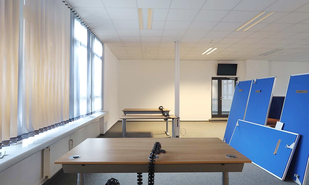 Aufbau vom Büromöbeln bei Albatros