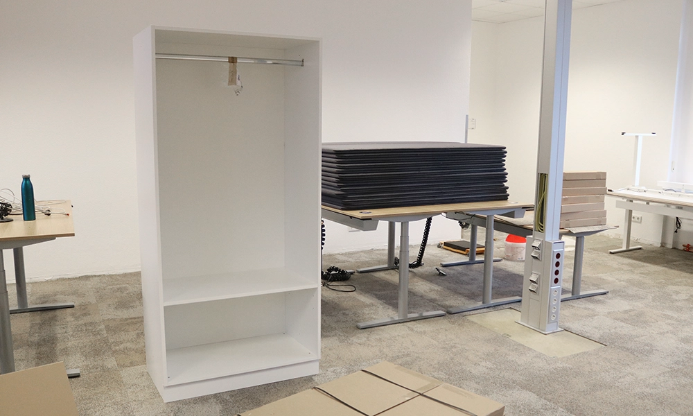 Möbel vor dem Aufbau bei Albatros