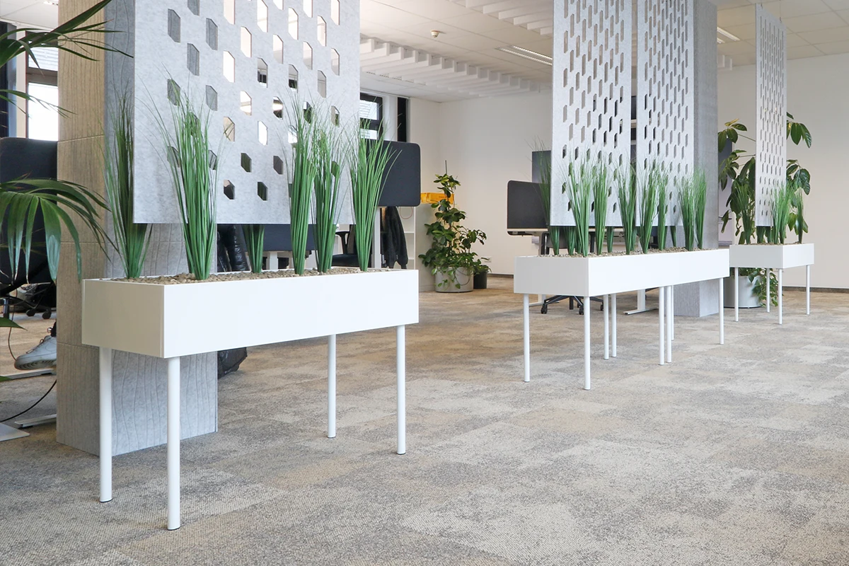 Pflanzkästen als Akustisches Mobiliar zur Abtrennung von Arbeits - und Laufbereich