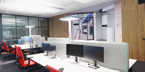 Tageslichtlampen am Schreibtisch