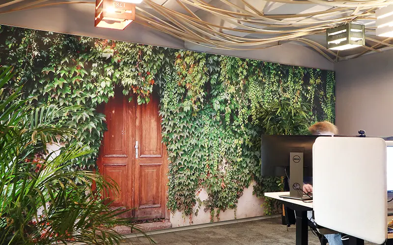 akustisches Wandbild mit Holztür in einem Büro der gevekom