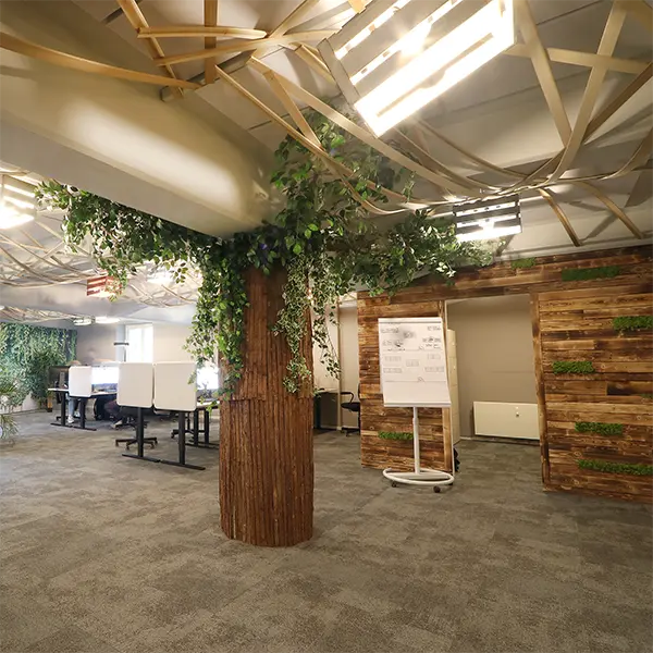 Kunstbaum in einer Bürofläche bei der gevekom
