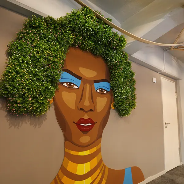 Wandbild Frau mit Haaren aus Kunstpflanzen bei der gevekom