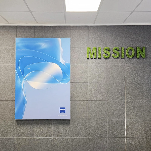 Wandbild und Schriftzug an akustisch wirksamer Wand bei OWEMA