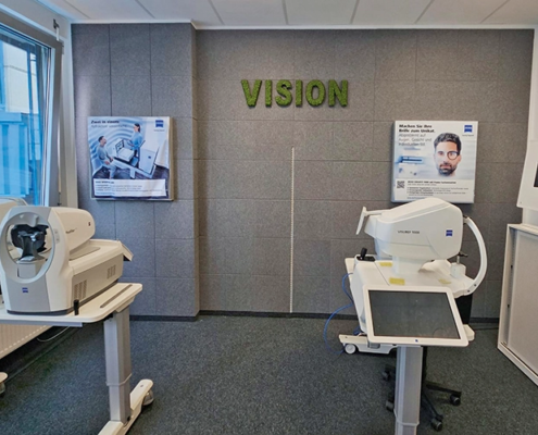 Showroom mit Moosbild und Wandbildern bei Carl Zeiss Vison