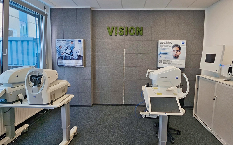 Showroom mit Moosbild und Wandbildern bei Carl Zeiss Vison