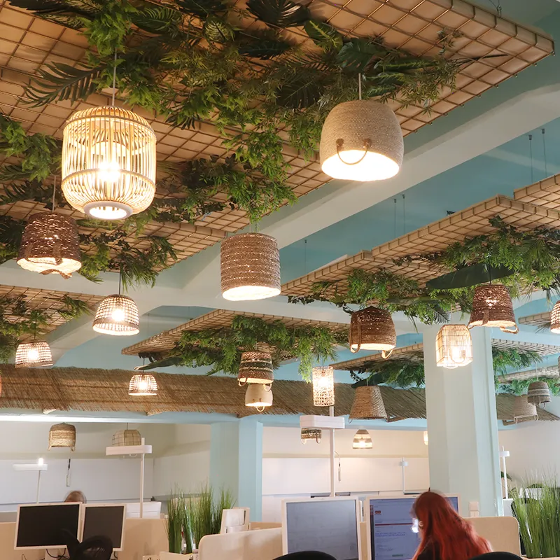 richtige_Beleuchtung_am_Arbeitsplatz_01 Großraumbüro mit Deckenleuchten und Tageslichtstehlampen