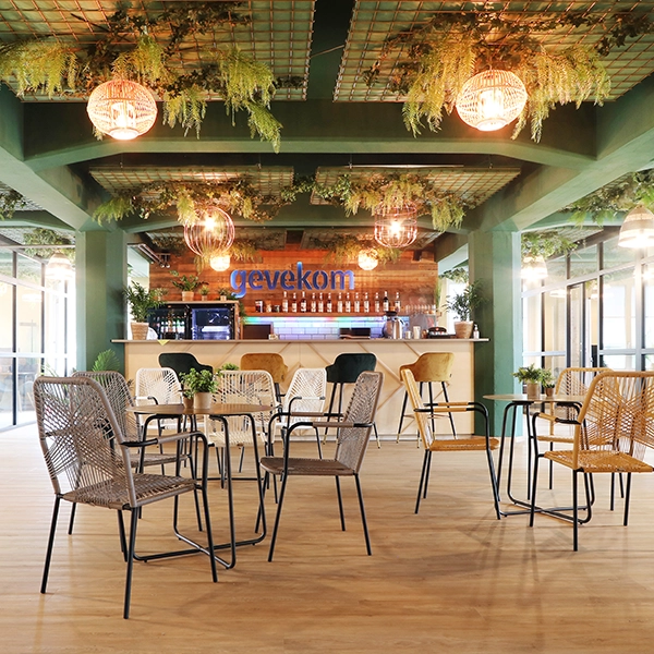 Themenwelt Bar mit Tischen und Stühlen